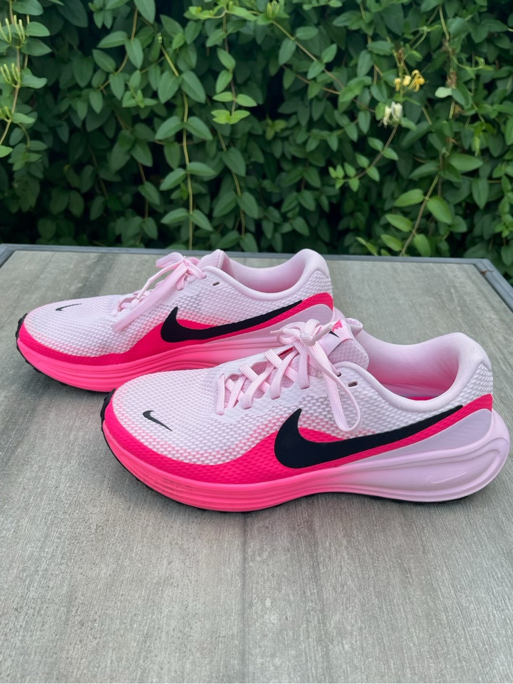 Nike Women’s Pink and Black Running Sneakers - Picture 6 of 10